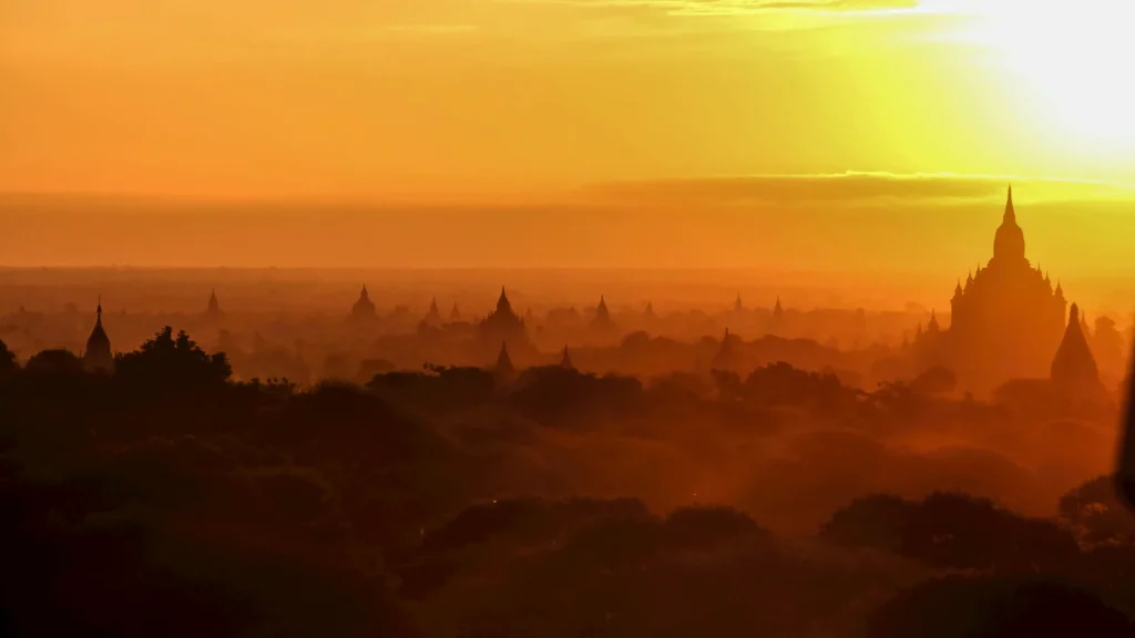 Myanmar : les temples de Bagan au lever du soleil