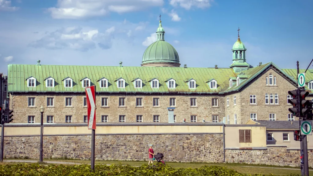 Montréal ou Toronto : quelle ville choisir pour un premier voyage ?