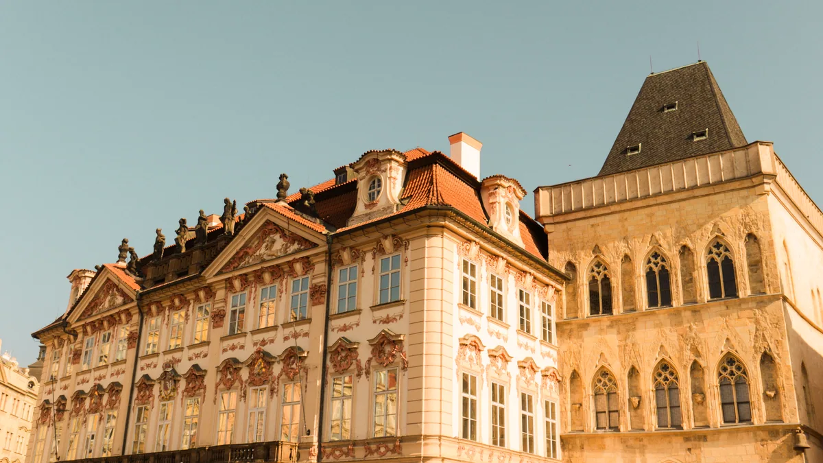 Rue pavée du centre historique de Prague avec façades anciennes