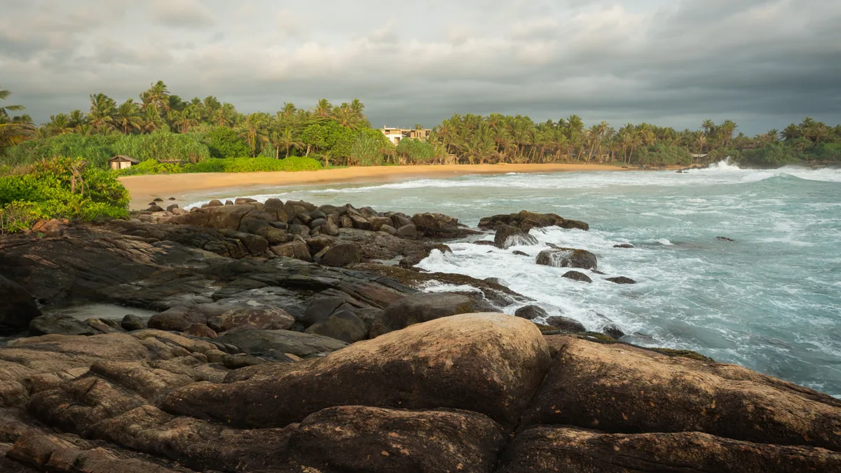 Paysage verdoyant du Sri Lanka avec lac et reliefs tropicaux