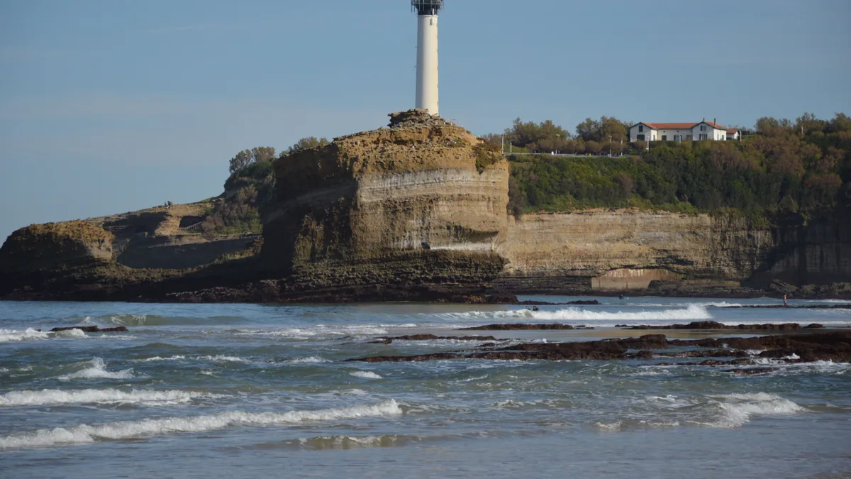 Côte rocheuse et plage de Biarritz face à l’Atlantique