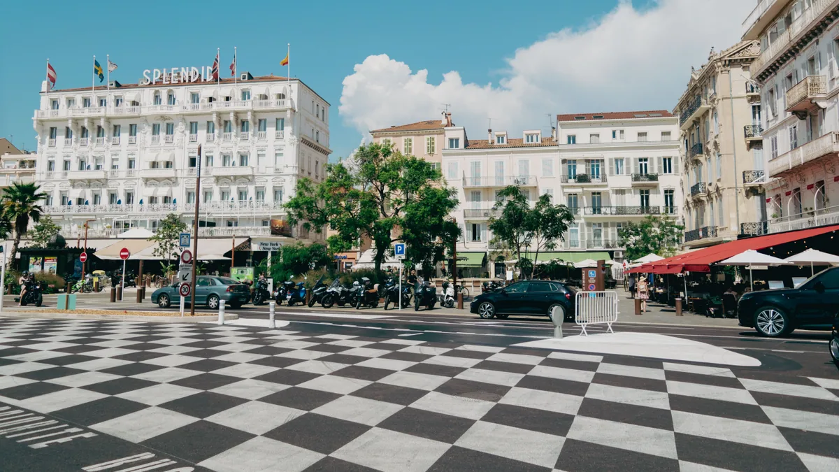 Front de mer de Cannes avec palmiers et architecture méditerranéenne