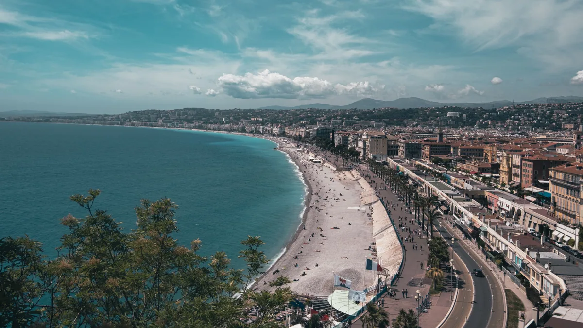 Vue du littoral de Nice et de la Promenade des Anglais depuis les hauteurs