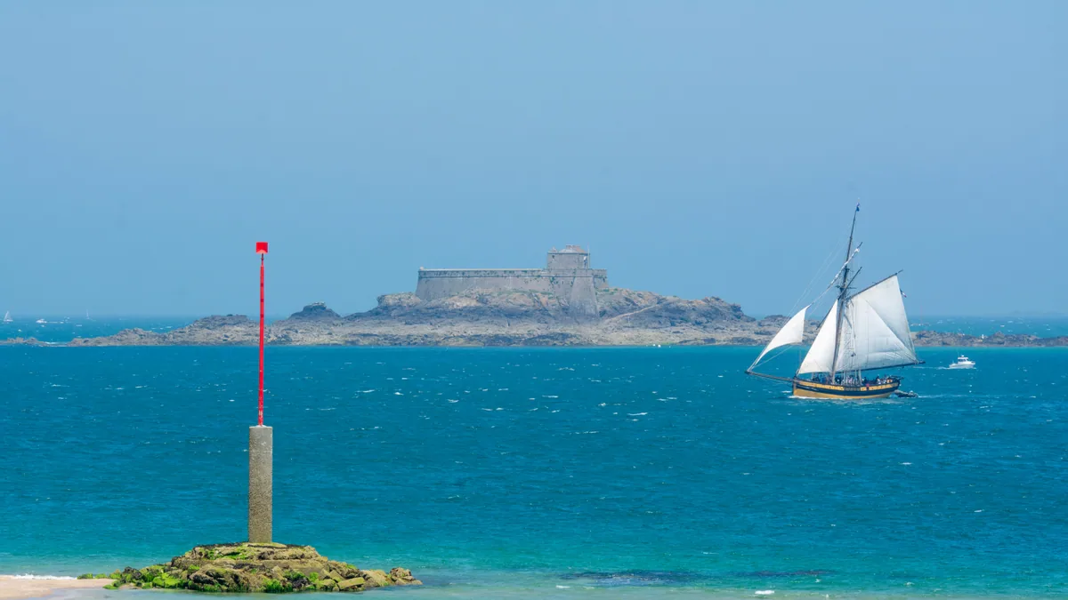 Remparts et maisons de pierre de Saint-Malo près de la mer