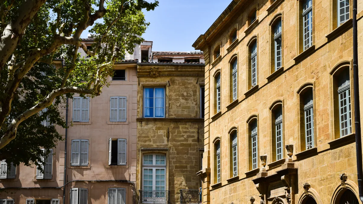 Rue provençale lumineuse dans le centre d’Aix-en-Provence