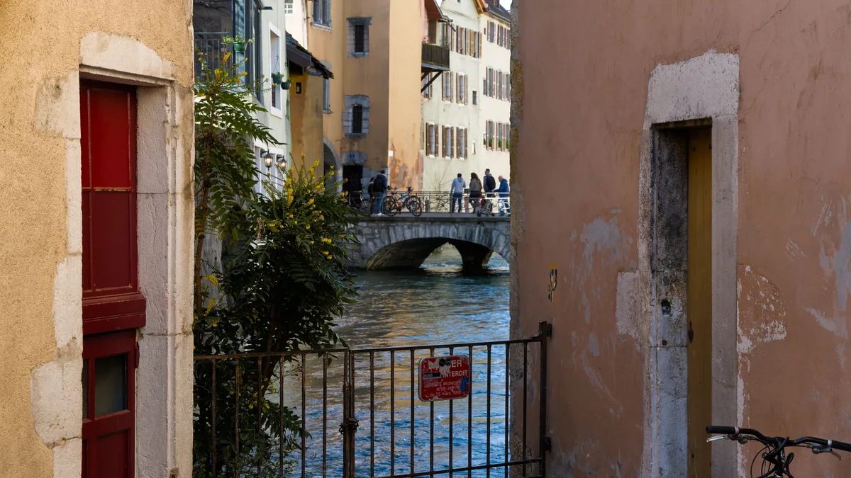 Canal et façades colorées dans la vieille ville d’Annecy