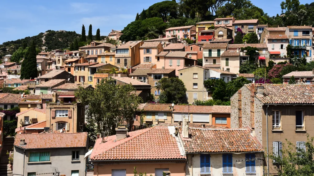 Village français ancien avec ruelle en pierre et maisons fleuries