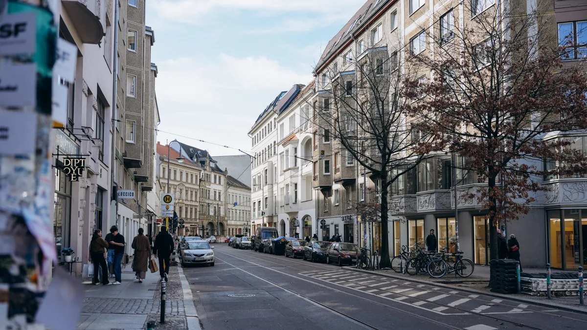 Rue de Berlin mêlant architecture historique et vie urbaine