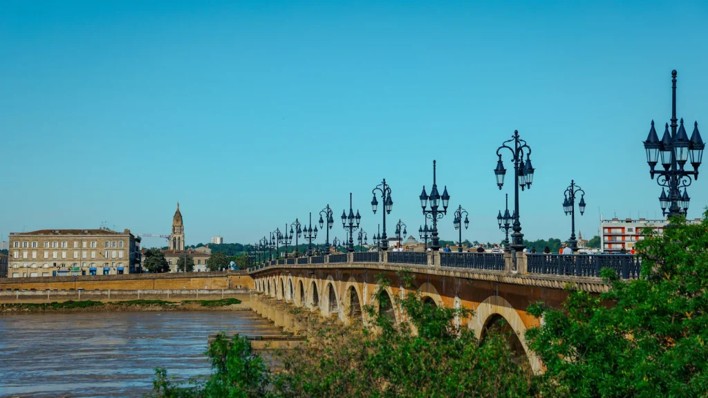 Quais de Bordeaux et façades blondes le long de la Garonne