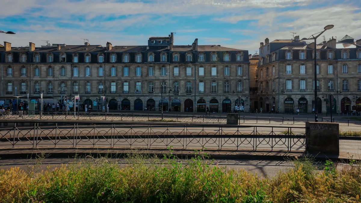 Quais de Bordeaux et façades blondes le long de la Garonne