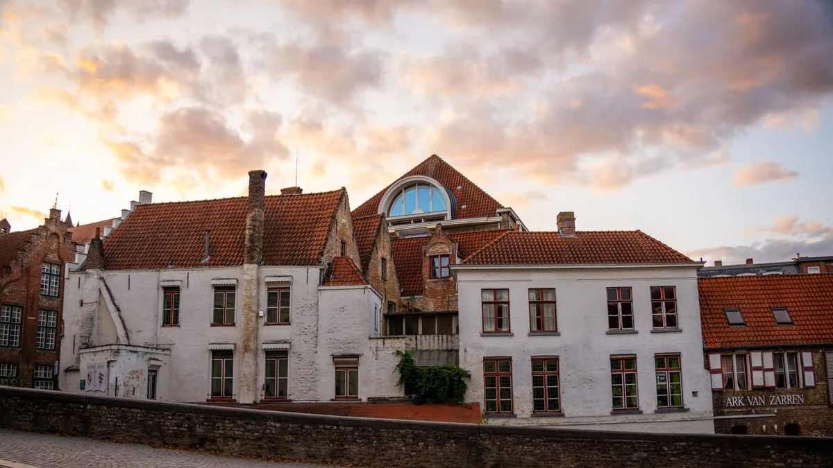 Canal bordé de maisons anciennes dans le centre de Bruges