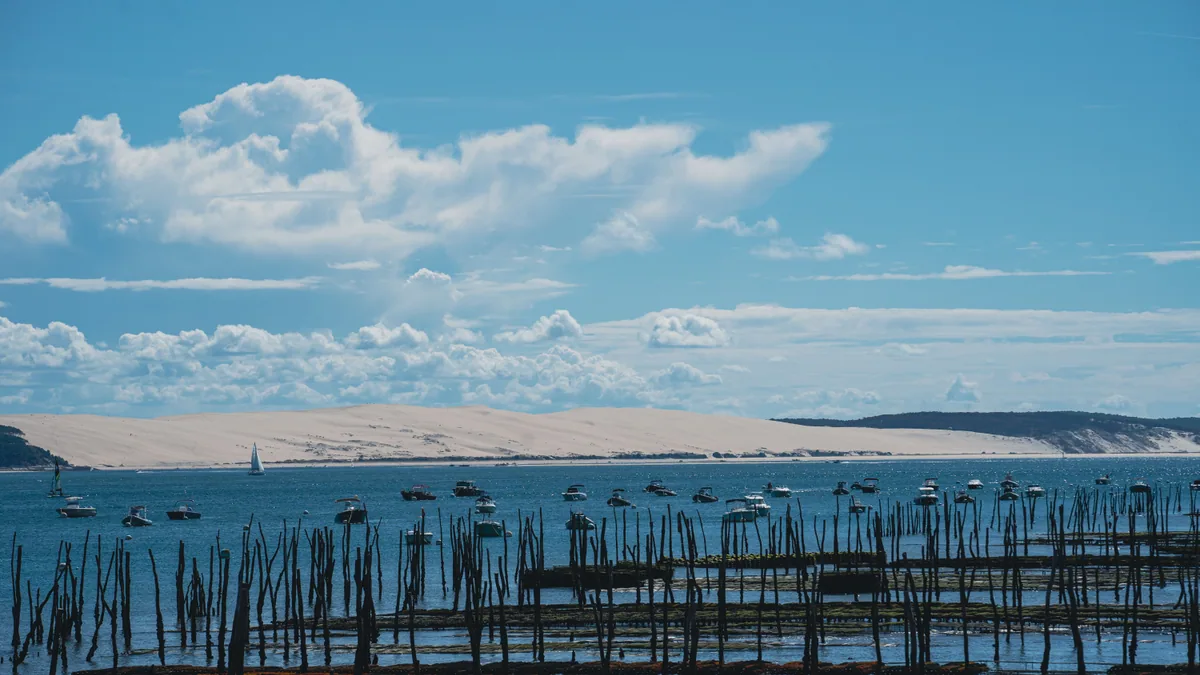Plage et cabanes ostréicoles sur le bassin du Cap Ferret