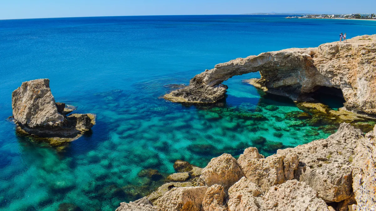 Côte rocheuse et mer turquoise sur l’île de Chypre