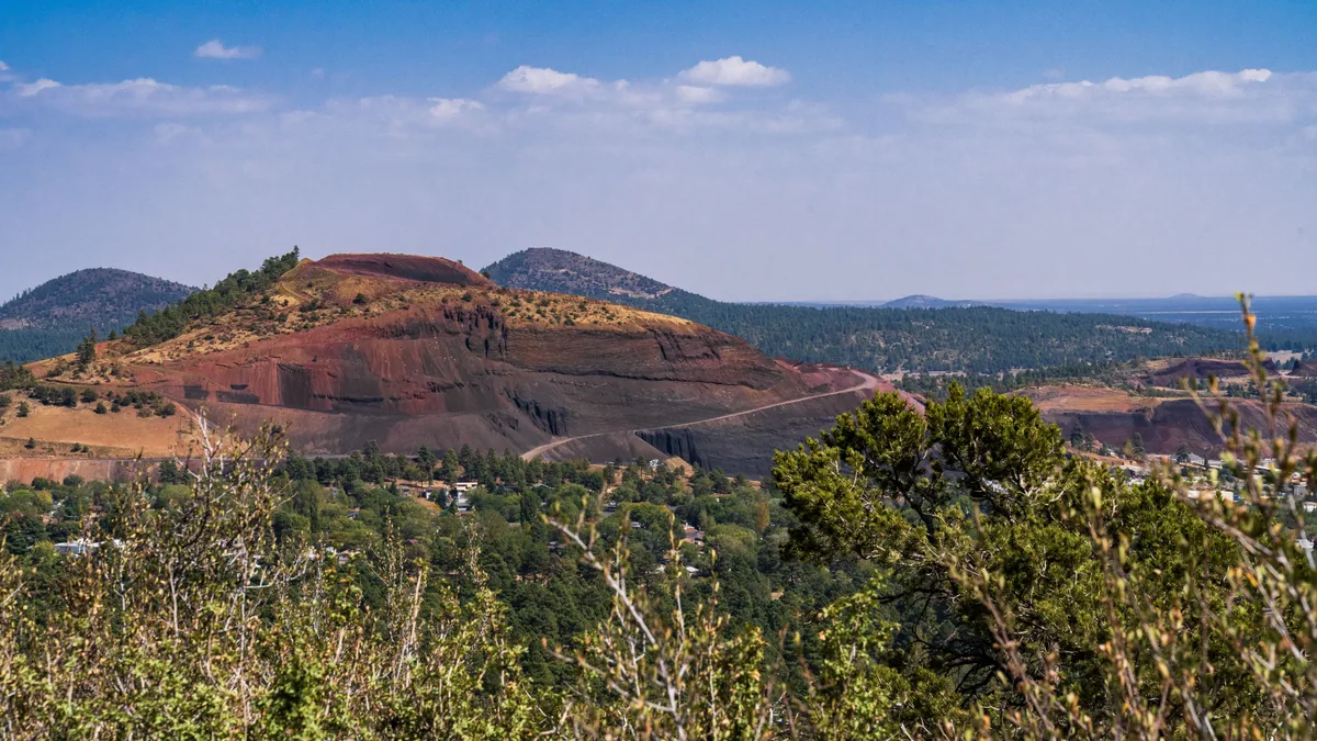Centre de Clermont-Ferrand avec pierre sombre et vue sur les volcans