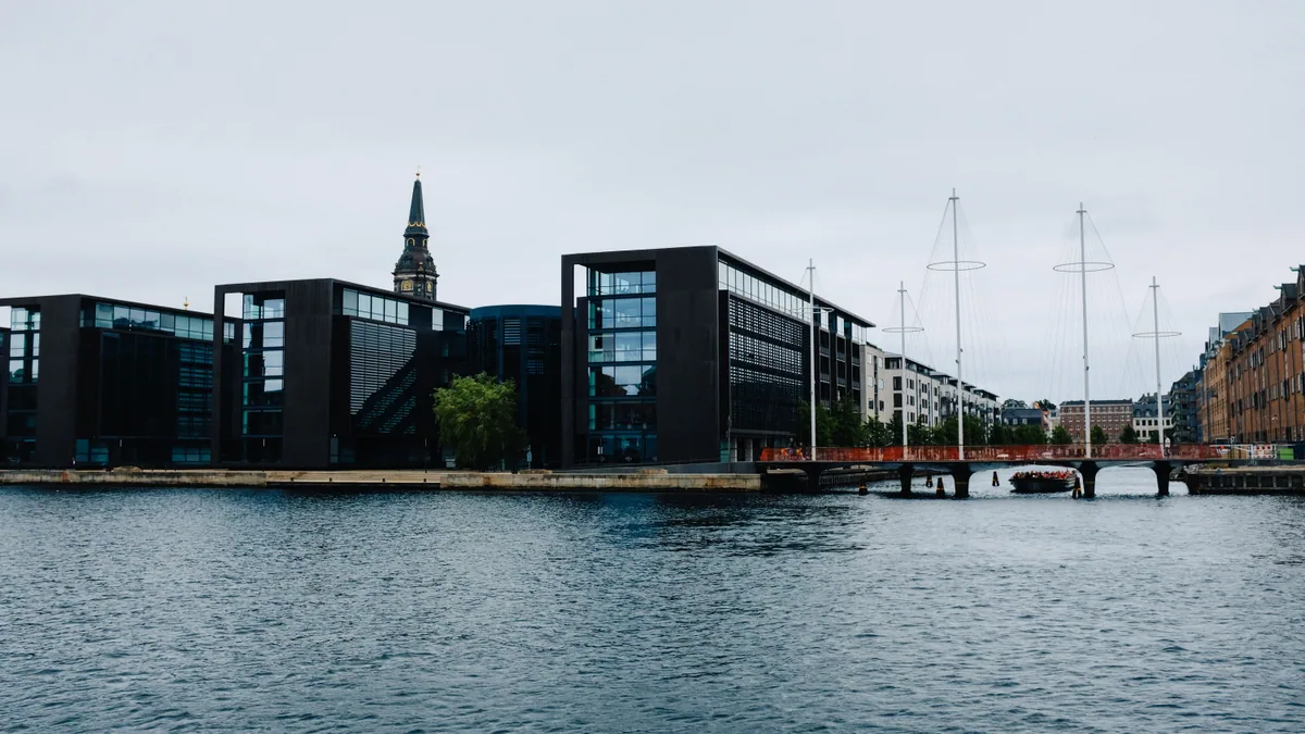 Canal de Copenhague avec façades colorées et vélos