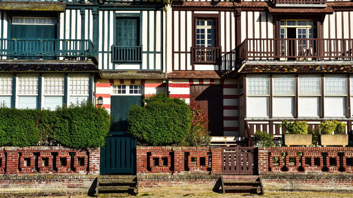 Promenade de Deauville avec cabines de plage et front de mer