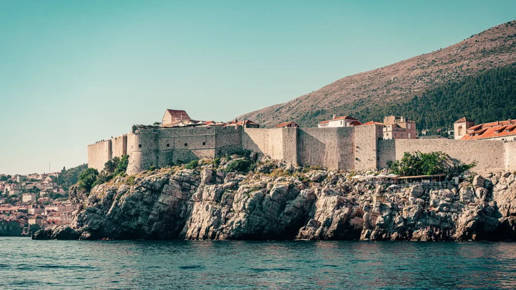 Remparts et toits rouges de Dubrovnik au bord de l’Adriatique