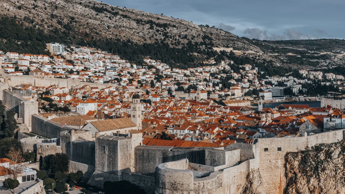 Remparts et toits rouges de Dubrovnik au bord de l’Adriatique