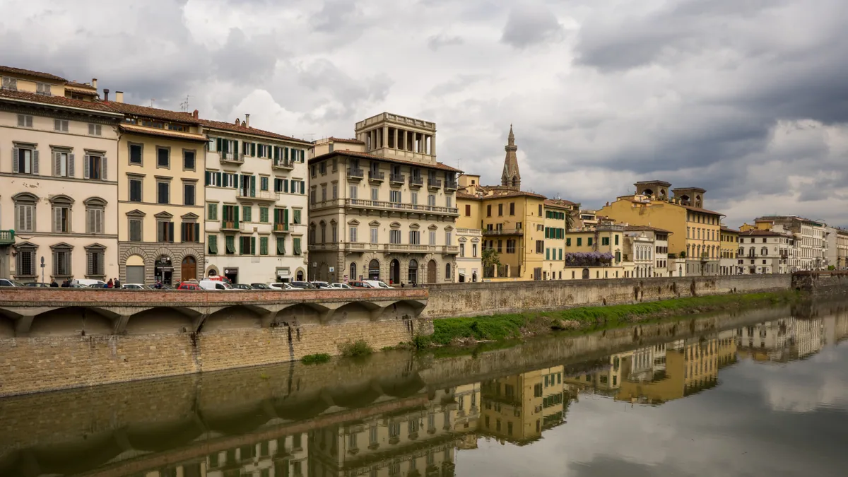 Dôme de Florence et toits anciens au coucher du soleil