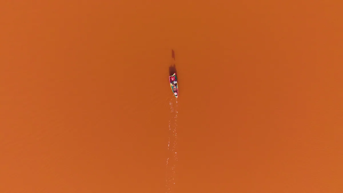 Lac Léman et bâtiments de Genève sous une lumière claire