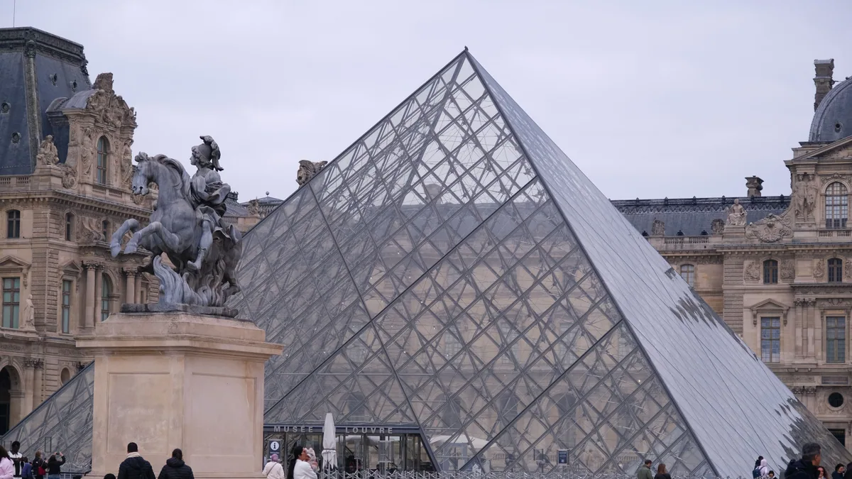 Façade de grand musée avec visiteurs devant l’entrée