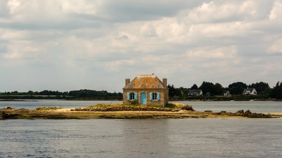 Bord de mer breton avec maisons basses et horizon marin