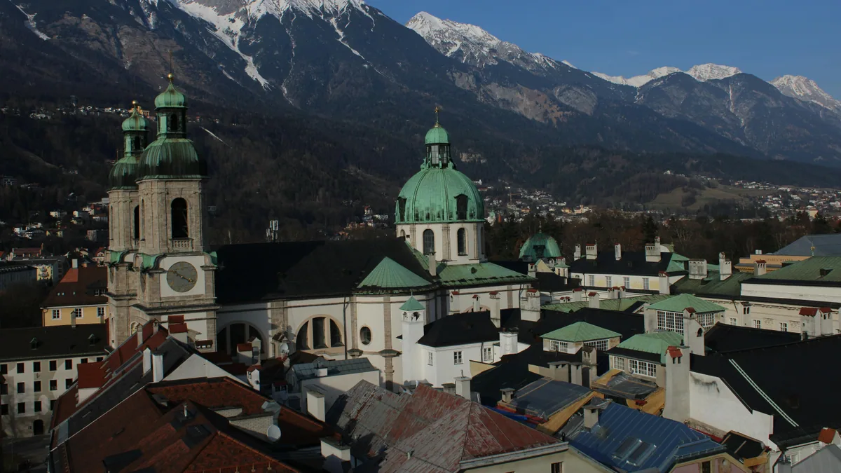 Centre d’Innsbruck et montagnes du Tyrol en arrière-plan
