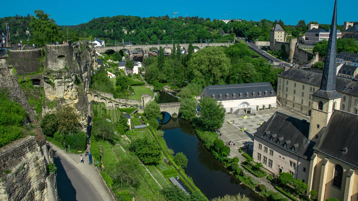Panorama de Luxembourg-ville entre remparts et vallée