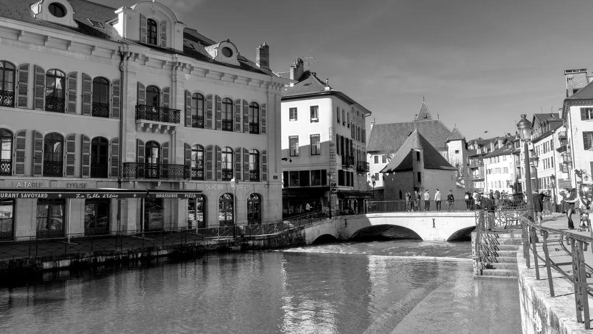 Façades anciennes et rues animées du centre de Lyon