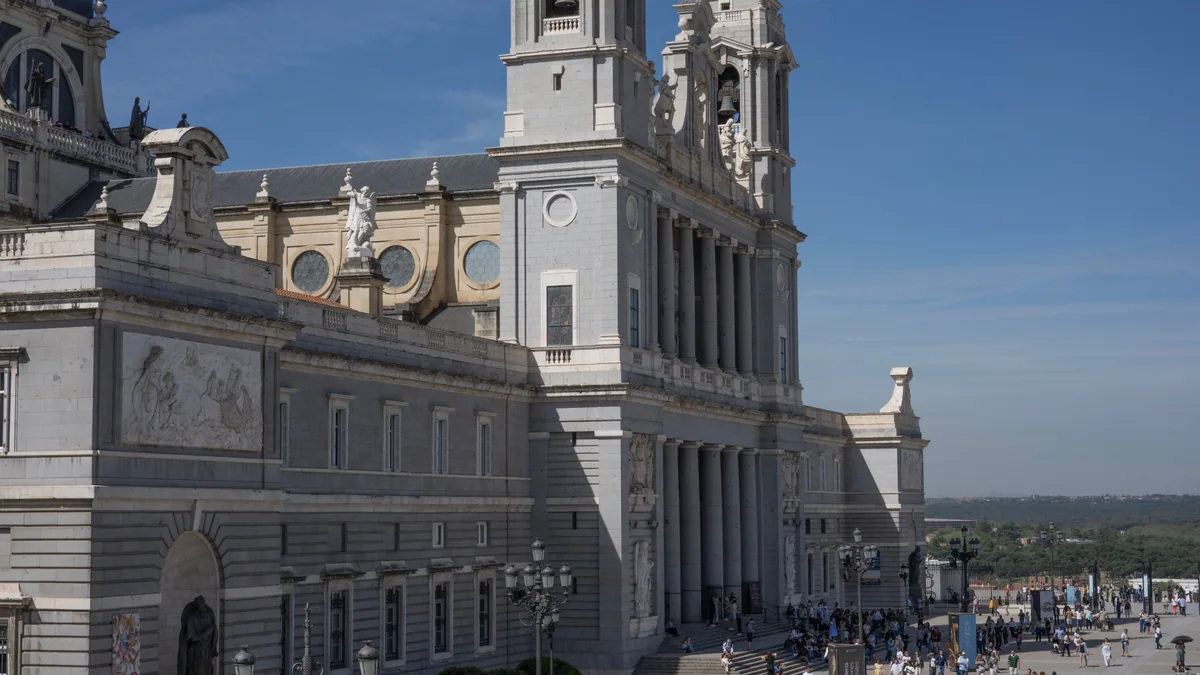 Grande avenue madrilène avec bâtiments historiques et vie urbaine