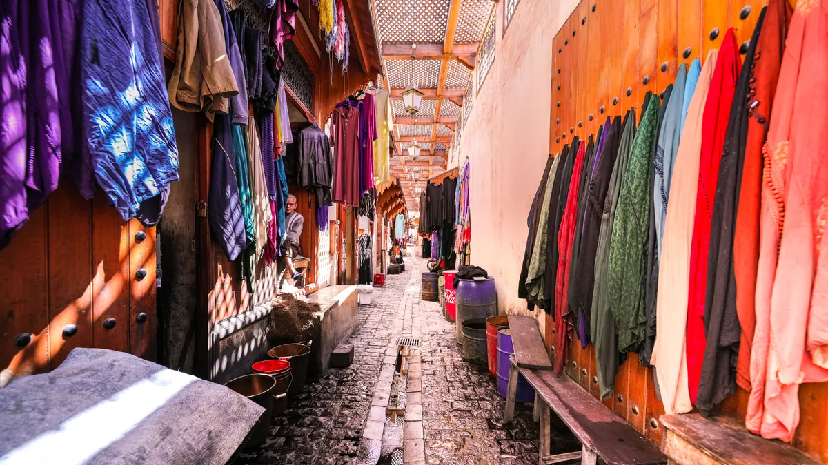 Ruelle colorée et architecture traditionnelle dans la médina de Marrakech
