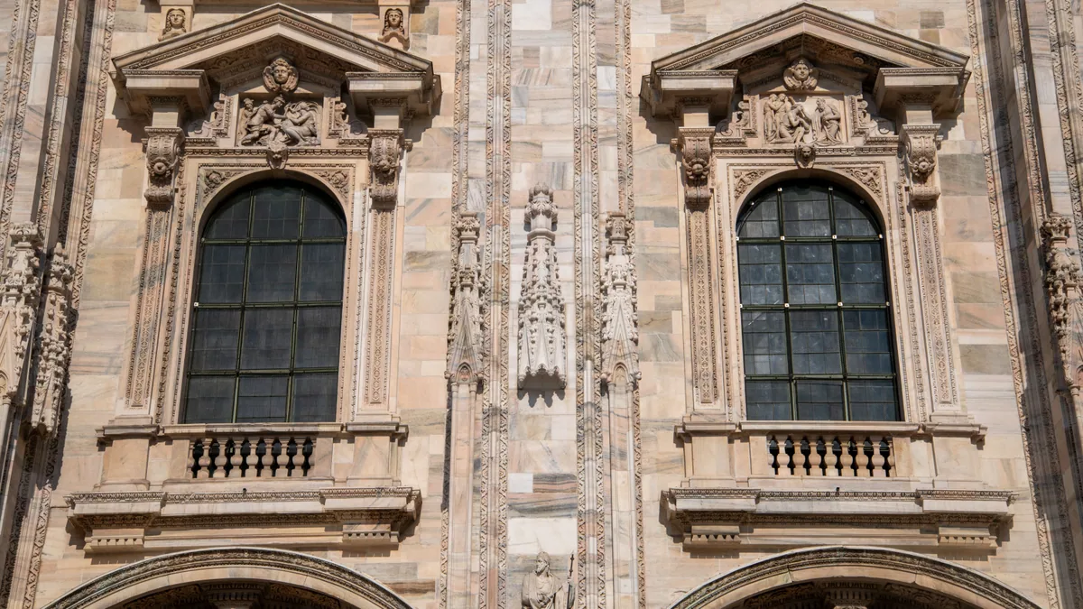 Architecture monumentale et rue élégante au centre de Milan