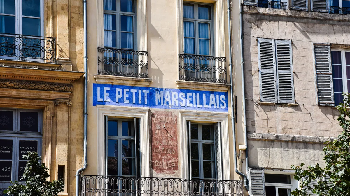 Place et façades claires dans le centre de Montpellier