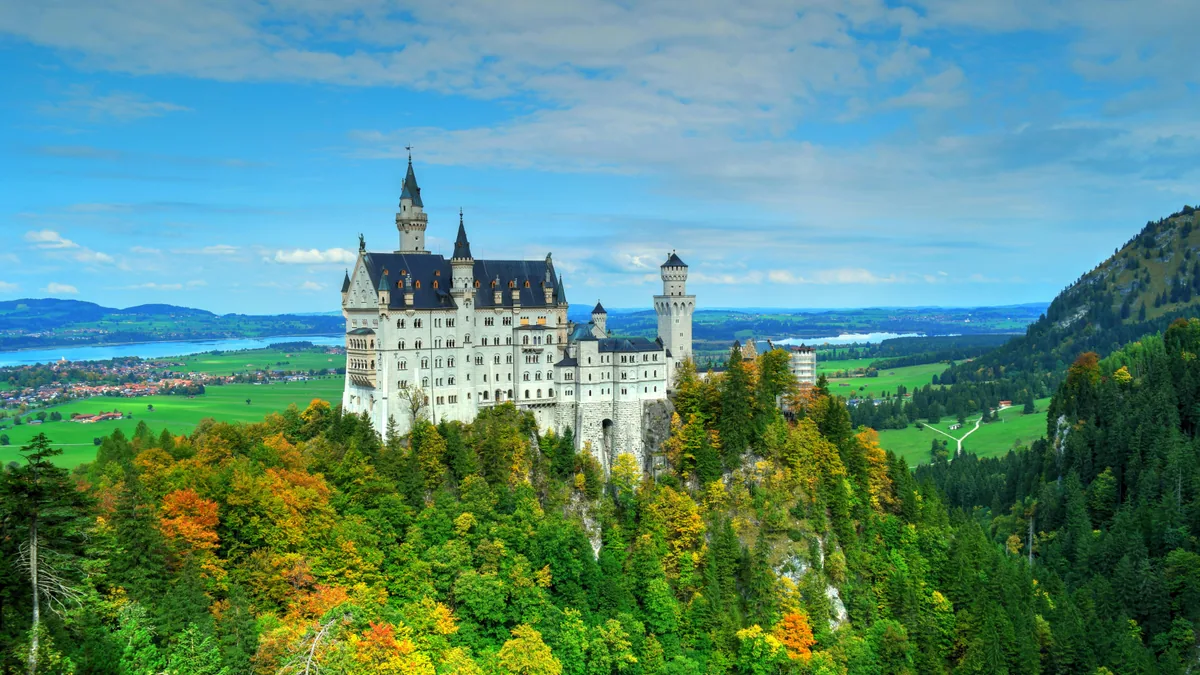 Château de Neuschwanstein dans son paysage bavarois