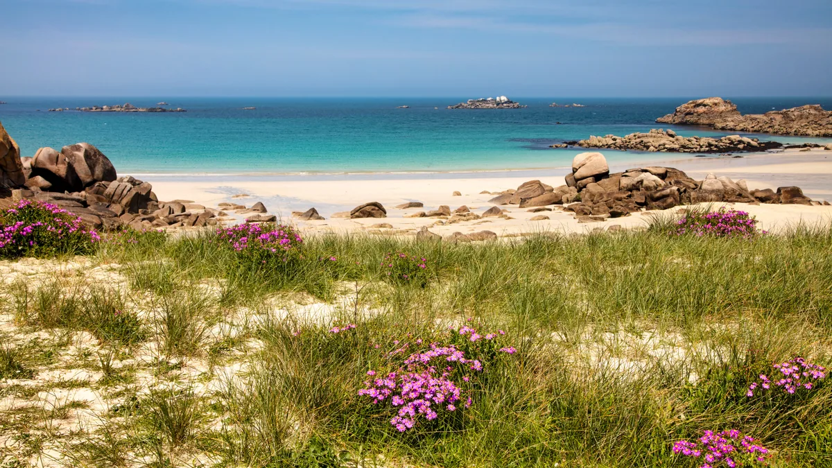 Plage bretonne bordée de rochers et d’eau claire
