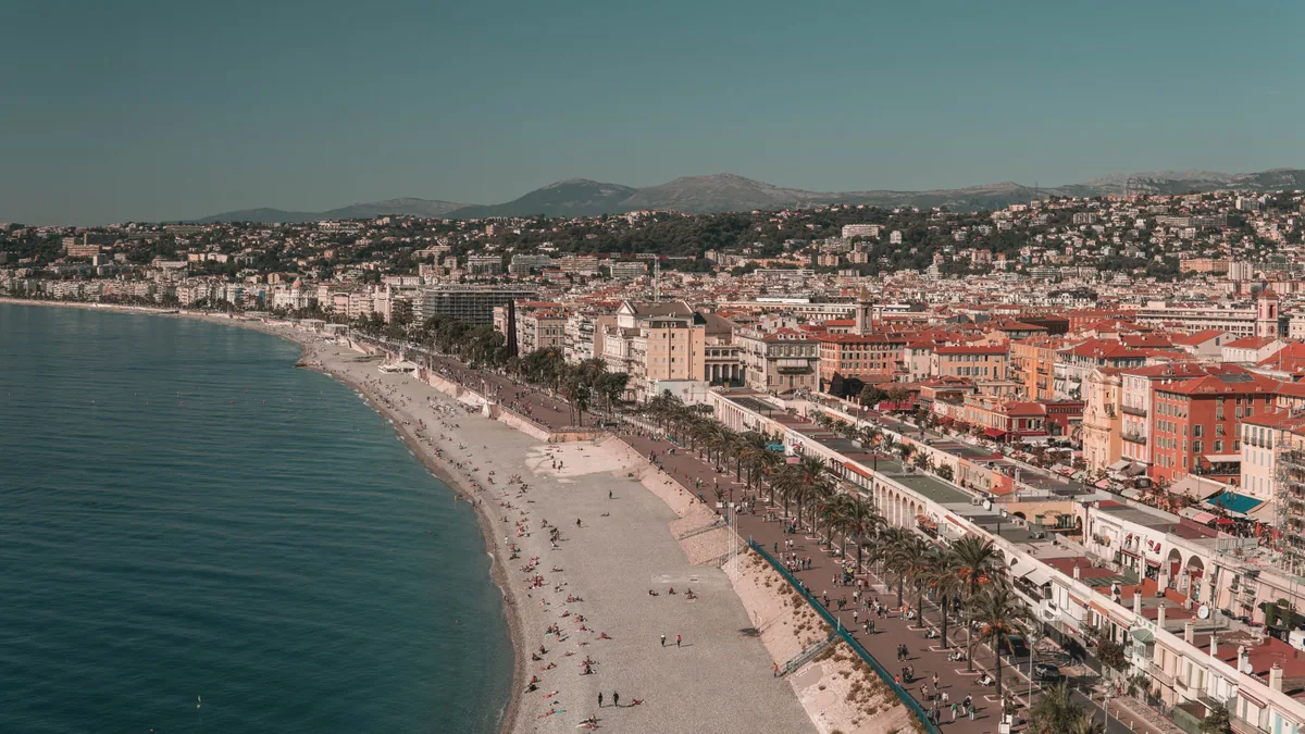 Vue de monuments urbains français sous un ciel clair