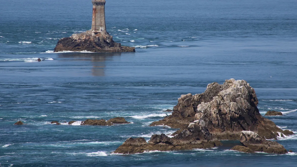 Falaise bretonne et mer Atlantique sur la presqu’île de Crozon