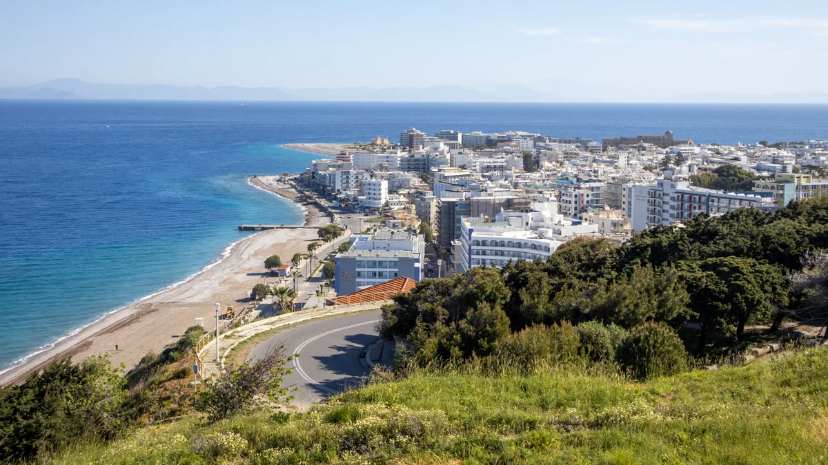 Rue médiévale en pierre dans la vieille ville de Rhodes