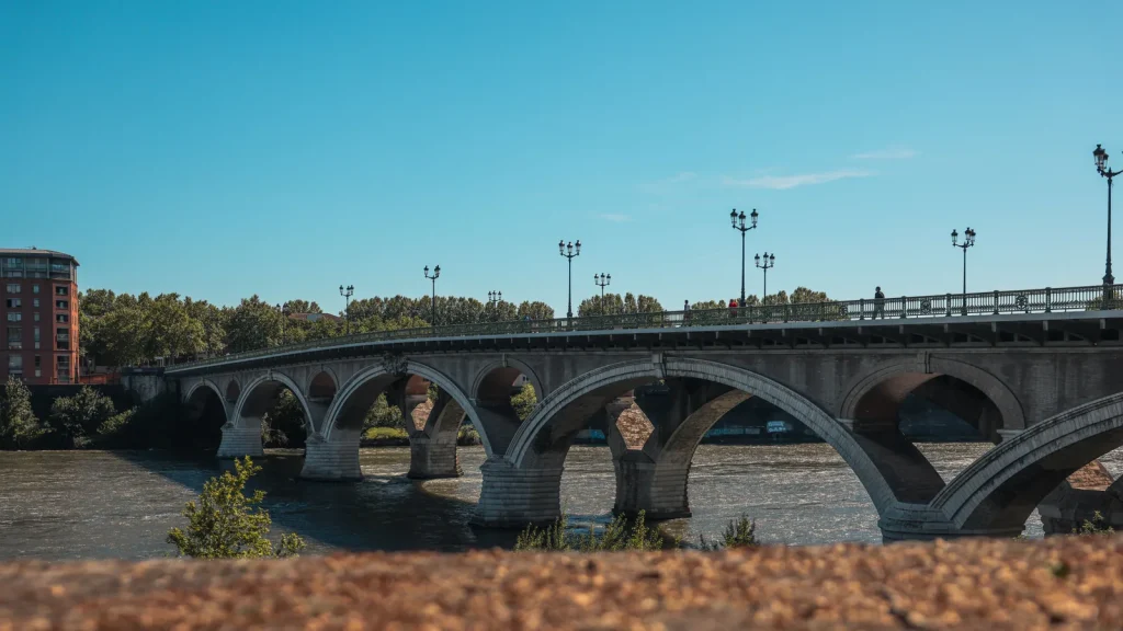 Briques roses et rue vivante dans le centre de Toulouse