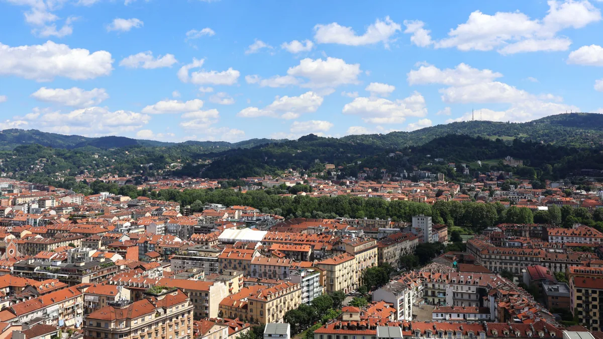 Vue de Turin avec architecture classique et collines en arrière-plan