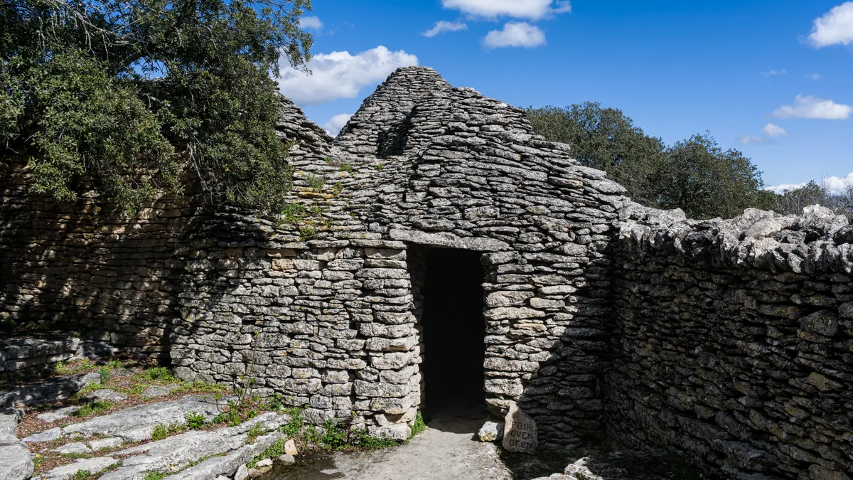 Village camarguais avec maisons claires et paysage plat